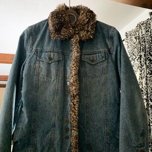 Jean jacket with faux fur